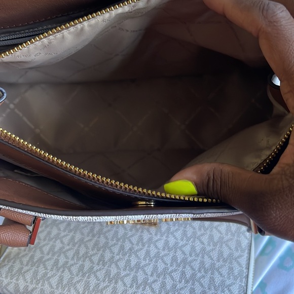 Authentic Michael Kors bag and wallet set - Picture 5 of 11